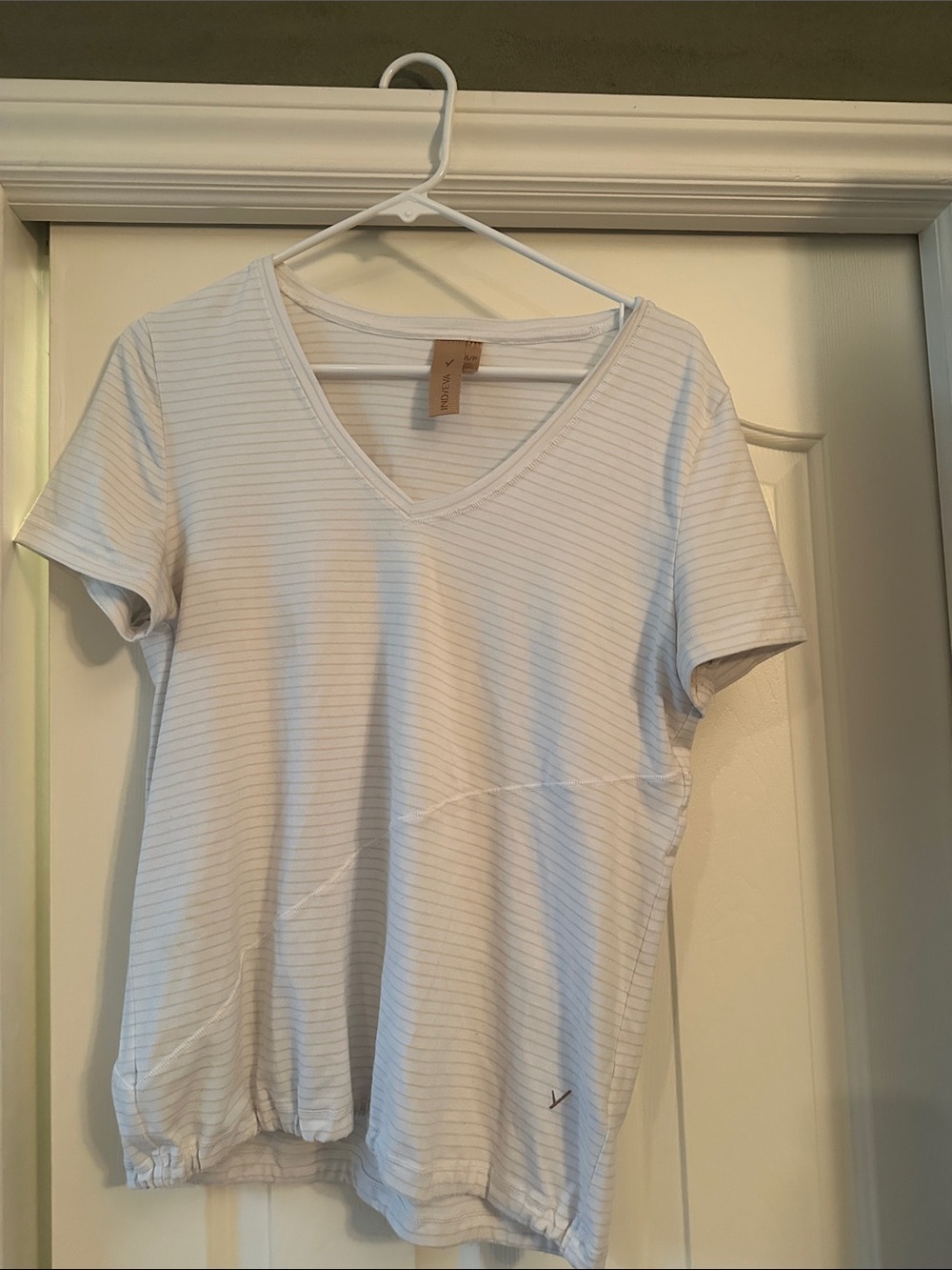 Indyeva Lightweight White V-Neck Short Sleeve Tee